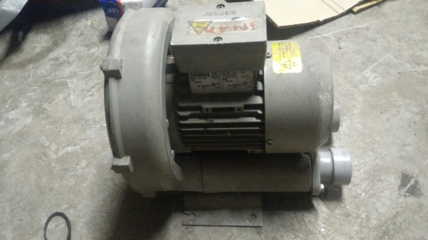 ริงโบเวอร์ SIEMENS จากเยรมัน ขนาด 400 W. รอบจัด 2760 รอบต่อนาที ต่อใช้ไฟได้ตั้งแต่ 185 - 390 V.