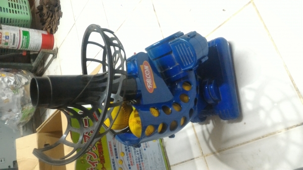 เครื่องยิงลูกเบสบอล ลูกเทนนิส FALCON แบบพกพาไม่ใช้ไฟฟ้าใช้พลังงานจากถ่านไฟฉาย (ดัดแปรงใช้เสียบไฟได้)