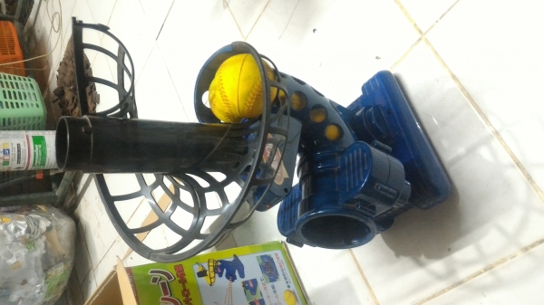 เครื่องยิงลูกเบสบอล ลูกเทนนิส FALCON แบบพกพาไม่ใช้ไฟฟ้าใช้พลังงานจากถ่านไฟฉาย (ดัดแปรงใช้เสียบไฟได้)