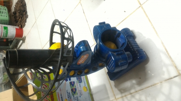 เครื่องยิงลูกเบสบอล ลูกเทนนิส FALCON แบบพกพาไม่ใช้ไฟฟ้าใช้พลังงานจากถ่านไฟฉาย (ดัดแปรงใช้เสียบไฟได้)