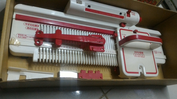 เครื่องถัด ทอ MAKING HOBBY จากญี่ปุ่น เป็นแบบมีแผ่นเพทเทิร์นสำเสร็จรูปช่วยถัดขึ้นรูป