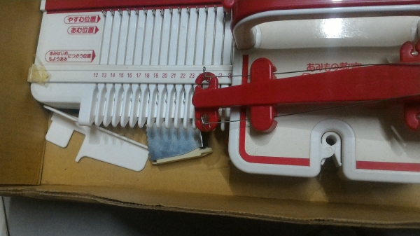 เครื่องถัด ทอ MAKING HOBBY จากญี่ปุ่น เป็นแบบมีแผ่นเพทเทิร์นสำเสร็จรูปช่วยถัดขึ้นรูป