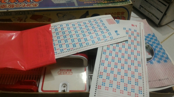 เครื่องถัด ทอ MAKING HOBBY จากญี่ปุ่น เป็นแบบมีแผ่นเพทเทิร์นสำเสร็จรูปช่วยถัดขึ้นรูป