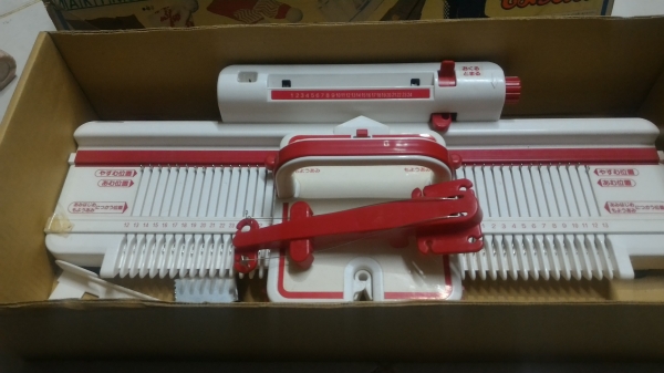 เครื่องถัด ทอ MAKING HOBBY จากญี่ปุ่น เป็นแบบมีแผ่นเพทเทิร์นสำเสร็จรูปช่วยถัดขึ้นรูป