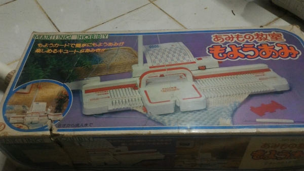 เครื่องถัด ทอ MAKING HOBBY จากญี่ปุ่น เป็นแบบมีแผ่นเพทเทิร์นสำเสร็จรูปช่วยถัดขึ้นรูป