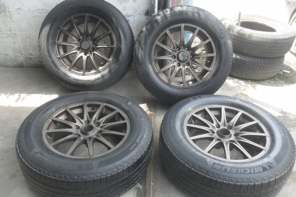 ล้อแม็ก 18นิ้ว 6รู พร้อมยาง สวยๆ 4 ล้อ ราคา 8700 บาท