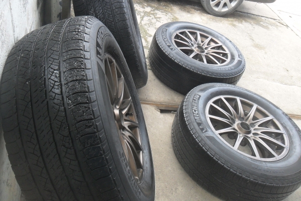 ล้อแม็ก 18นิ้ว 6รู พร้อมยาง สวยๆ 4 ล้อ ราคา 8700 บาท