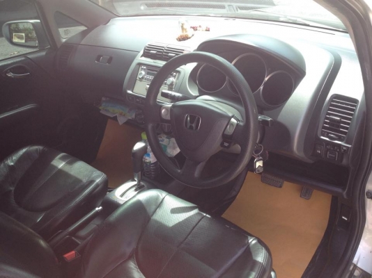 Honda jazz ป้ายแดง มือเดียวครับ