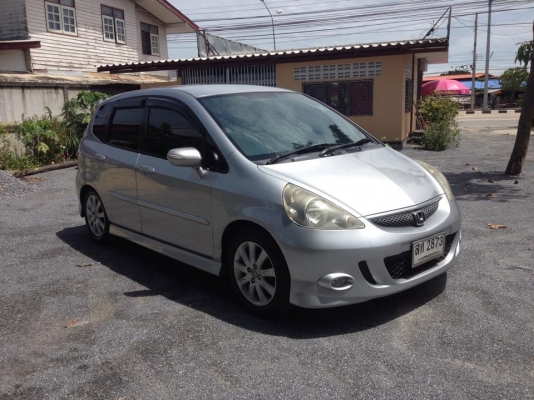 Honda jazz ป้ายแดง มือเดียวครับ
