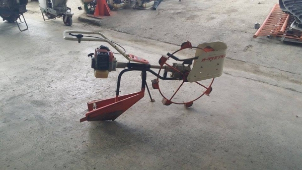 เครื่องแหวกร่องกล้าในนาเดินตาม  MITSUBISHI รุ่น KF22(2) เก่าญี่ปุน  สภาพดี