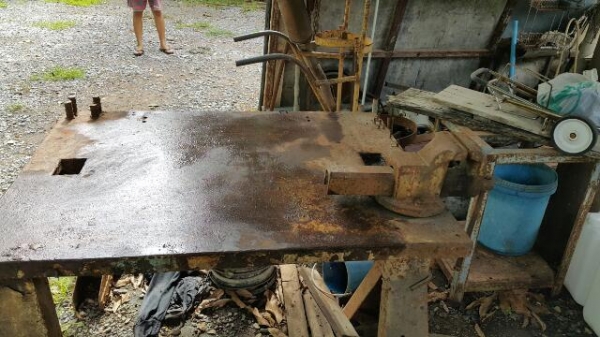 โต๊ะทำงานพร้อมปากกา