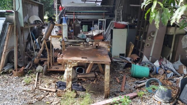 โต๊ะทำงานพร้อมปากกา