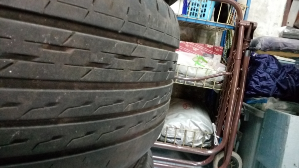 ขายถูกล้อแม็กซ์ของ Nissan Juke 17 นิ้ว สภาพป้ายแดงพร้อมยางครับ