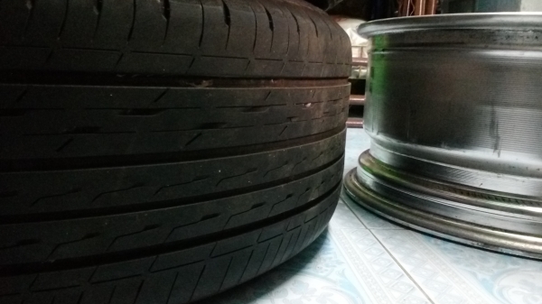 ขายถูกล้อแม็กซ์ของ Nissan Juke 17 นิ้ว สภาพป้ายแดงพร้อมยางครับ