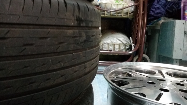 ขายถูกล้อแม็กซ์ของ Nissan Juke 17 นิ้ว สภาพป้ายแดงพร้อมยางครับ