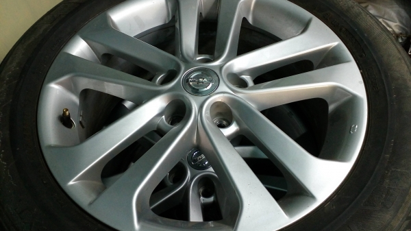 ขายถูกล้อแม็กซ์ของ Nissan Juke 17 นิ้ว สภาพป้ายแดงพร้อมยางครับ