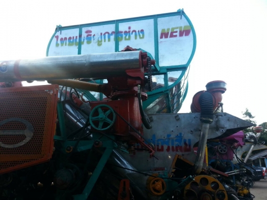 ขายรถเกี่ยวไทยเจริญ อุ้ม2.5ตัน เครื่องฮีโน่240 ปั้มคู่23 ตัวเดิน12