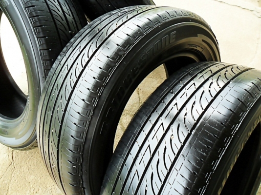 ยางขอบ15 บริดสโตน195-60-R15ลงพื้นปลายปี13 (4เส้น 2,900บ)