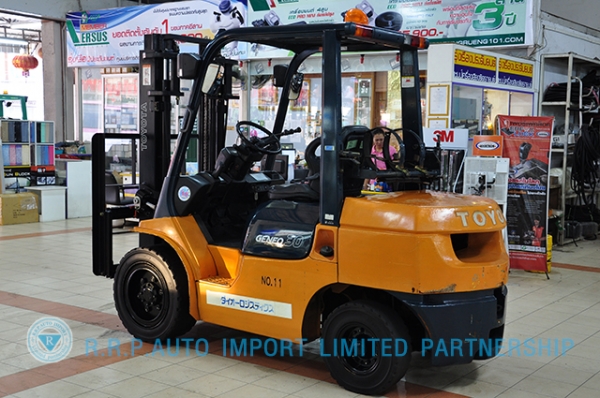 ขายรถโฟล์คลิฟท์มือสอง TOYOTA รุ่น 7FG30 ราคา 355,000 บาท นำเข้าจากประเทศญี่ปุ่น 100\% ไม่เคยใช้งานในไทย