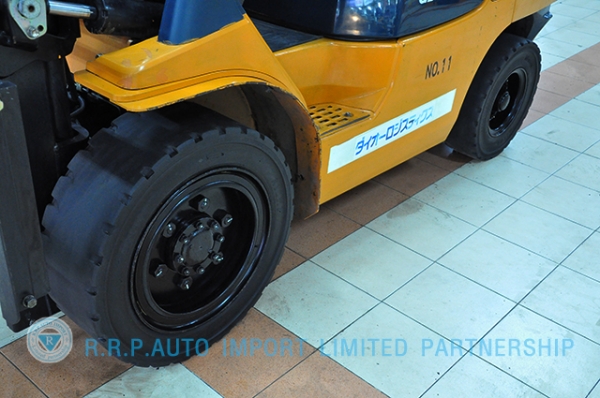 ขายรถโฟล์คลิฟท์มือสอง TOYOTA รุ่น 7FG30 ราคา 355,000 บาท นำเข้าจากประเทศญี่ปุ่น 100\% ไม่เคยใช้งานในไทย