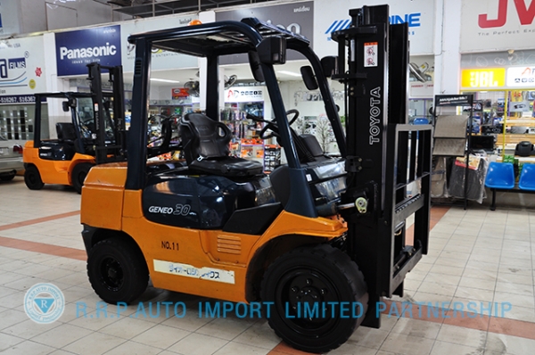 ขายรถโฟล์คลิฟท์มือสอง TOYOTA รุ่น 7FG30 ราคา 355,000 บาท นำเข้าจากประเทศญี่ปุ่น 100\% ไม่เคยใช้งานในไทย