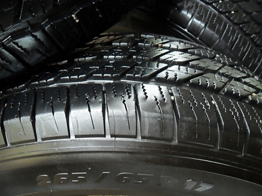 ยางขอบ17กระบะสูง มิชลิน 265-65R17ลงพื้นกลางปี13 (4เส้น 3,400บ)ดอกตรึม