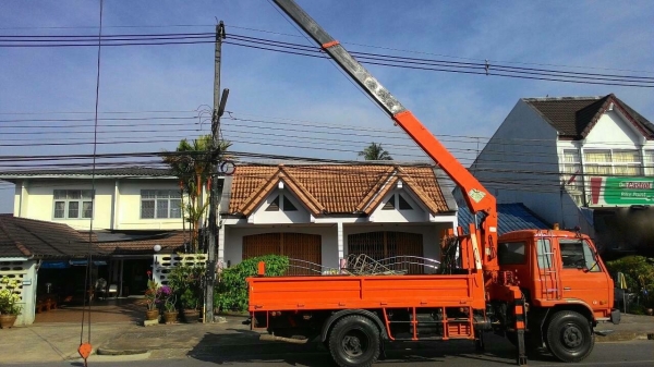 รถนิสสัน 6 ล้อ UD ติดเครน  3.5 ตัน.  180 แรงม้า. ปี 36     สนใจติดต่อ  081 - 6079515