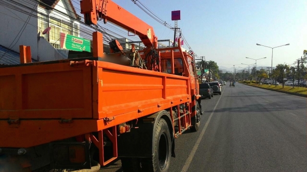 รถนิสสัน 6 ล้อ UD ติดเครน  3.5 ตัน.  180 แรงม้า. ปี 36     สนใจติดต่อ  081 - 6079515