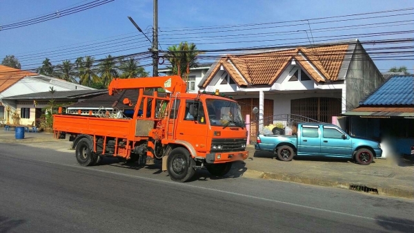 รถนิสสัน 6 ล้อ UD ติดเครน  3.5 ตัน.  180 แรงม้า. ปี 36     สนใจติดต่อ  081 - 6079515