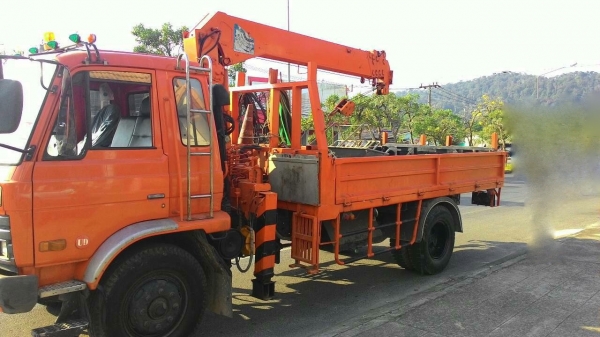 รถนิสสัน 6 ล้อ UD ติดเครน  3.5 ตัน.  180 แรงม้า. ปี 36     สนใจติดต่อ  081 - 6079515