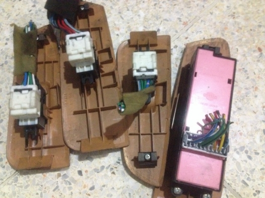 สวิตกระจกไฟฟ้า NISSAN A32 ครบชุดของเก่าญี่ปุ่นสภาพสวย