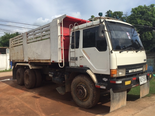 ขายดาว์น 150,000 สิบล้อดั้ม 2 เพลา MITSUBISHI Turbo 220 แรง FN527M-TF2541 หัวบาง ยางพอได้ คัสชีสวย  เบรคใหญ่ เพลาบุ๋ม เกียร์ลาย   หมายเหตุ =   คงเหลือ 40 งวด &times; เดือนละ 23,000 บาท =890,000 บาท 090-772-3710 090-772-3708