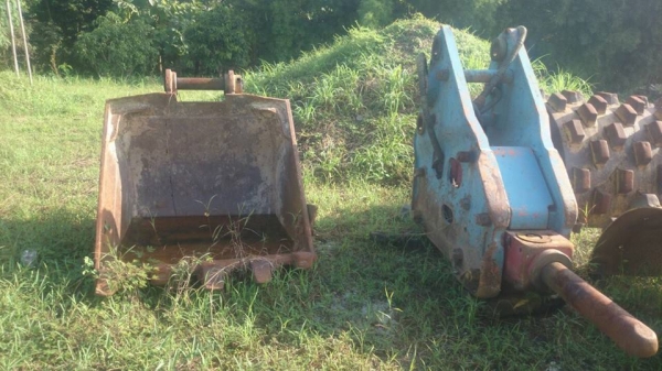 รถขุด KOMATSU PC300-5 มีลายหัวแย๊กซ์ รถ พร้อมใช้งาน มีทะเบียน.