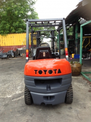 +++ ขายโฟล์คลิฟท์  TOYOTA 6FD25  ขนาด  2.5  ตัน  เครื่องยนต์ดีเซล 2Z  เสา  3  เมตร  เกียร์ธรรมดา  งา 1,070  มม.  ยางตันใหม่ครับ