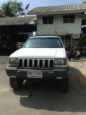 +++ ขายรถ JEEP GRAND CHEROKEE  เครื่องยนต์เบนซิน  ติดแก๊ส  เกียร์ออโตเมติค  ยกสูง   3  นิ้ว  เบาะหนัง   เครื่องดี  เกียร์ดี  ยาง BF31  สนใจ โทร. 081-659-7598  +++