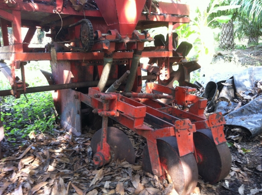 เครื่องปลูกอ้อย กลกิจบ้านโป่ง ล้อคู่ ใบกลบ พร้อมใช้งาน เครื่องปลูกอ้อย กลกิจบ้านโป่ง ล้อคู่ ใบกลบ พร้อมใช้งาน