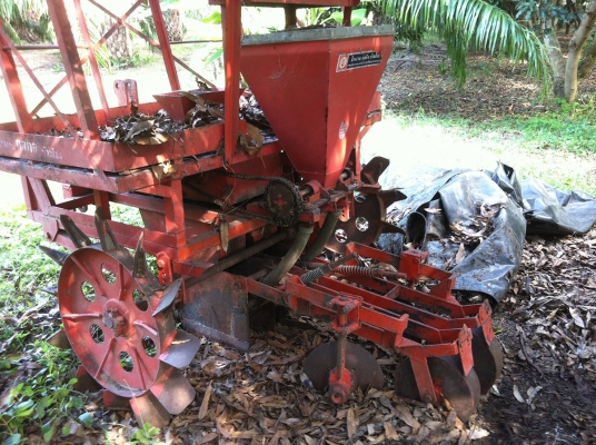 เครื่องปลูกอ้อย กลกิจบ้านโป่ง ล้อคู่ ใบกลบ พร้อมใช้งาน เครื่องปลูกอ้อย กลกิจบ้านโป่ง ล้อคู่ ใบกลบ พร้อมใช้งาน