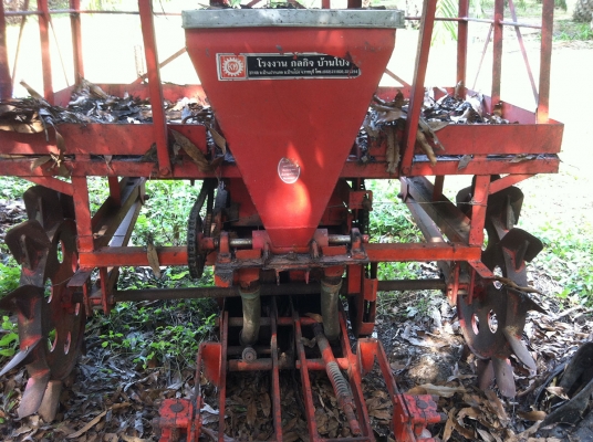 เครื่องปลูกอ้อย กลกิจบ้านโป่ง ล้อคู่ ใบกลบ พร้อมใช้งาน เครื่องปลูกอ้อย กลกิจบ้านโป่ง ล้อคู่ ใบกลบ พร้อมใช้งาน
