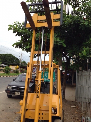 ขายรถฟอร์คลิฟต์โตโยต้า 2ตันเดินทางมาสดวกอยู่ติดถนนใหญ่  กาญจนบุรี