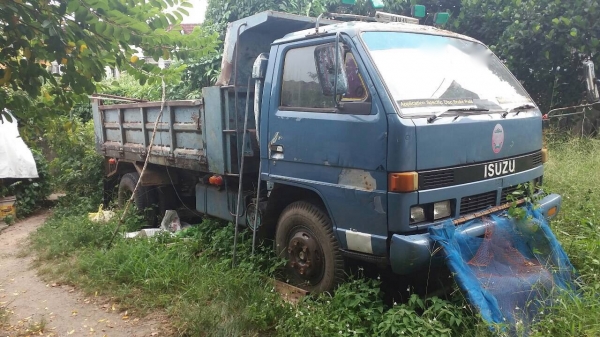 รถอีซูซู 6 ล้อดั้ม NPR 115 แรงม้า. ปี 37 ( รถห้างแท้. )  ,  ( ขายตามสภาพ. )     สนใจติดต่อ  081 - 6079515