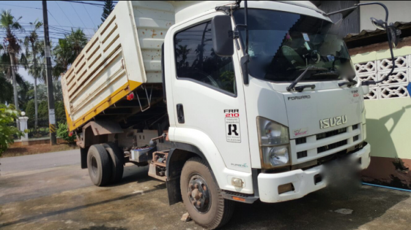 รถอีซูซุ 6 ล้อดั้ม FRR 210 แรงม้า  ปี 54.   สนใจติดต่อ  081 - 6079515