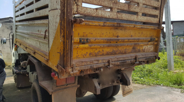 รถอีซูซุ 6 ล้อดั้ม FRR 210 แรงม้า  ปี 54.   สนใจติดต่อ  081 - 6079515