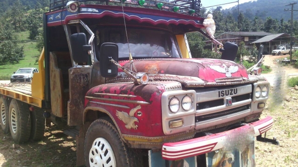 รถอีซูซุ หัวยาว 10 ล้อ ท้ายลาด  168 แรงม้า.     สนใจติดต่อ  081 - 6079515