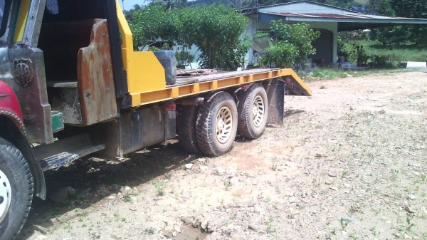 รถอีซูซุ หัวยาว 10 ล้อ ท้ายลาด  168 แรงม้า.     สนใจติดต่อ  081 - 6079515