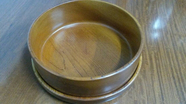 ขายกล่องไม้ทรงกลมมีฝาคลอบ กลึงจากไม้ท่อนเดียวขนาด 11"