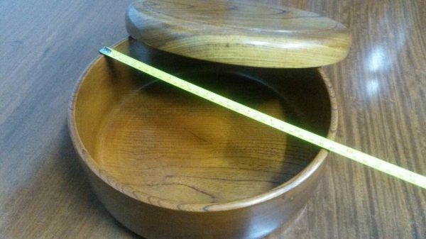 ขายกล่องไม้ทรงกลมมีฝาคลอบ กลึงจากไม้ท่อนเดียวขนาด 11"