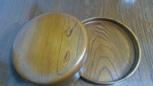 ขายกล่องไม้ทรงกลมมีฝาคลอบ กลึงจากไม้ท่อนเดียวขนาด 11"