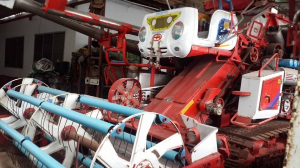 ขายรถเกี่ยวปี55ศักดิ์พัฒนา T-300 เครื่องjo7c 210แรงเทอร์โบว์ ปั๊มแห้งเครื่องดี สภาพใช้งานน้อยเกี่ยวนาปี