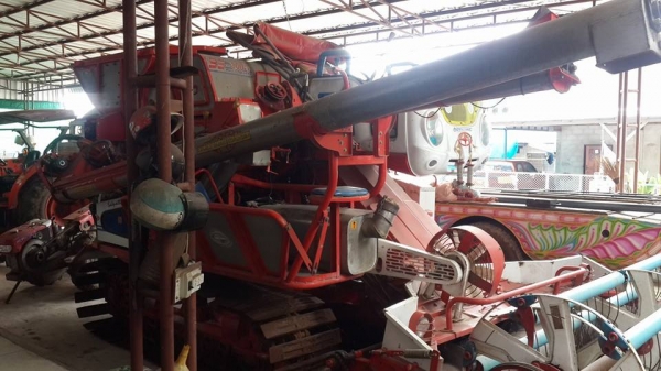 ขายรถเกี่ยวปี55ศักดิ์พัฒนา T-300 เครื่องjo7c 210แรงเทอร์โบว์ ปั๊มแห้งเครื่องดี สภาพใช้งานน้อยเกี่ยวนาปี