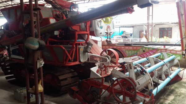 ขายรถเกี่ยวปี55ศักดิ์พัฒนา T-300 เครื่องjo7c 210แรงเทอร์โบว์ ปั๊มแห้งเครื่องดี สภาพใช้งานน้อยเกี่ยวนาปี